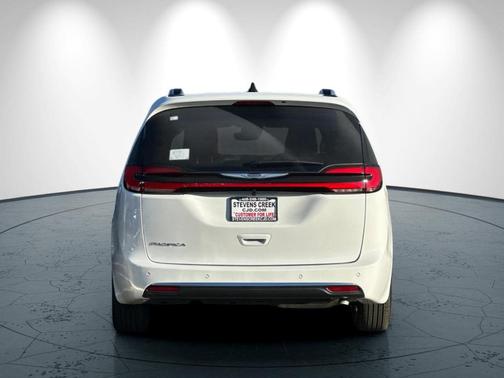 2026 Chrysler Pacifica Hybrid Pinnacle