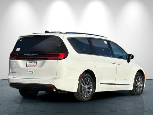 2026 Chrysler Pacifica Hybrid Pinnacle
