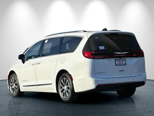2026 Chrysler Pacifica Hybrid Pinnacle