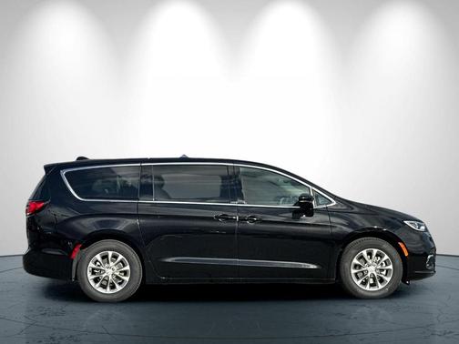 Diamond Black 2026 Chrysler Pacifica Limited