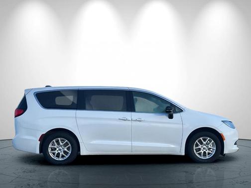 2025 Chrysler Voyager LX