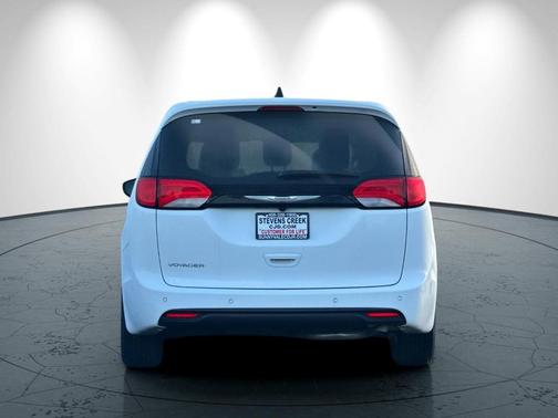 2025 Chrysler Voyager LX