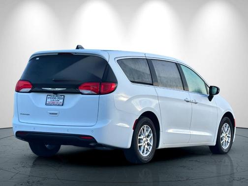 2025 Chrysler Voyager LX