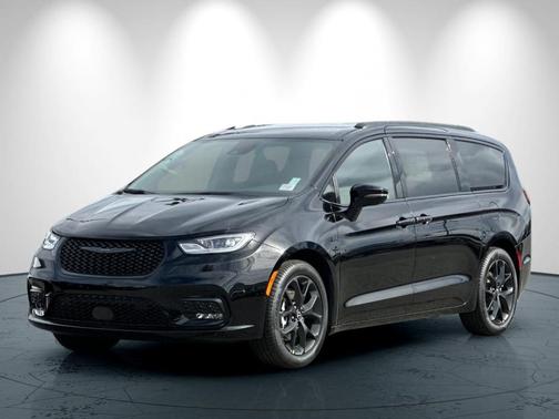 Diamond Black 2026 Chrysler Pacifica Select