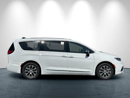 2025 Chrysler Pacifica Hybrid Pinnacle