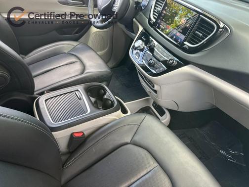 Bright White Clearcoat 2024 Chrysler Pacifica Touring-L