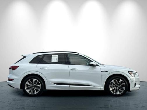 2021 Audi e-tron Premium Plus