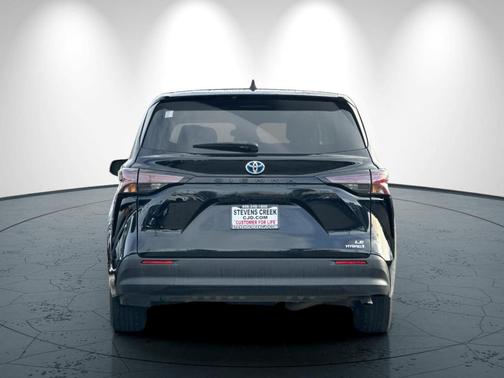 2024 Toyota Sienna LE