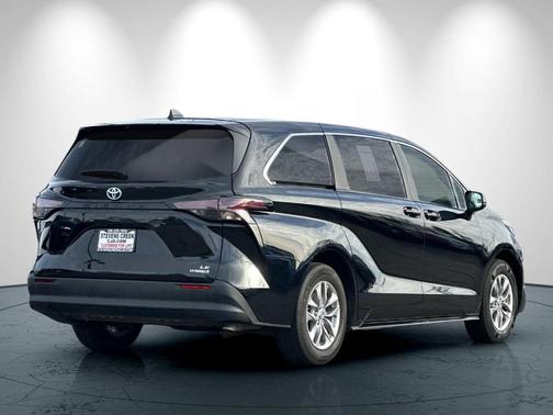 2024 Toyota Sienna LE