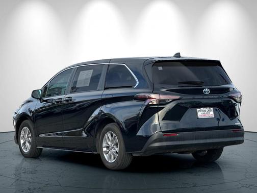 2024 Toyota Sienna LE