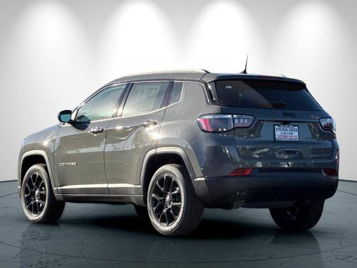 Sting Gray Clearcoat 2026 Jeep Compass Latitude
