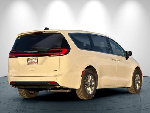 2026 Chrysler Pacifica Select AWD