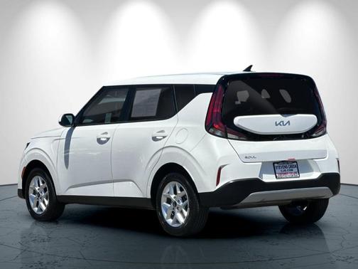 White 2025 Kia Soul LX