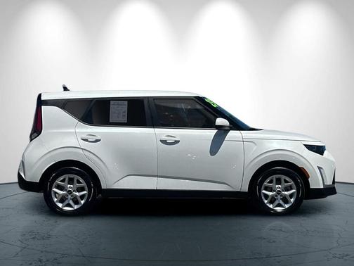 White 2025 Kia Soul LX