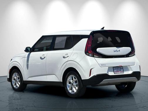 White 2025 Kia Soul LX