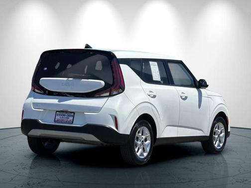 White 2025 Kia Soul LX