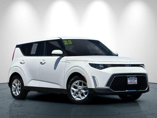 White 2025 Kia Soul LX