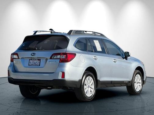 Ice Silver Metallic 2017 Subaru Outback 2.5i Premium