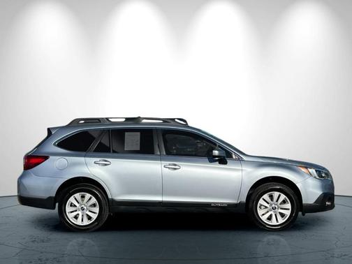 Ice Silver Metallic 2017 Subaru Outback 2.5i Premium
