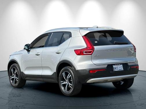 2025 Volvo XC40 B5 Core Bright Theme