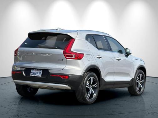 2025 Volvo XC40 B5 Core Bright Theme