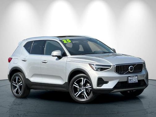 2025 Volvo XC40 B5 Core Bright Theme