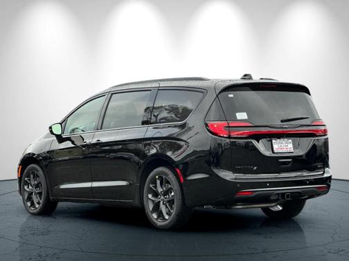 Diamond Black 2026 Chrysler Pacifica Limited