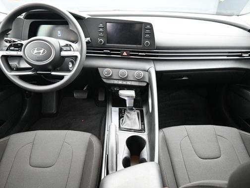 Black 2025 Hyundai ELANTRA SE