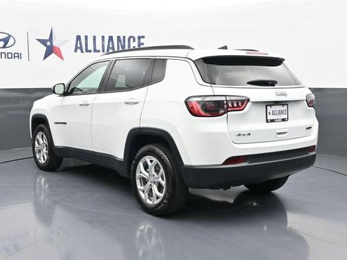 Bright White Clearcoat 2024 Jeep Compass Latitude