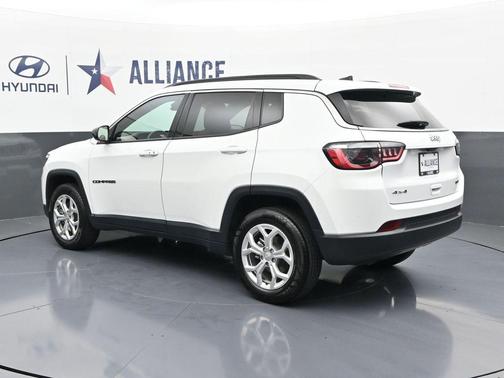 Bright White Clearcoat 2024 Jeep Compass Latitude