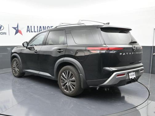 2022 Nissan Pathfinder SL