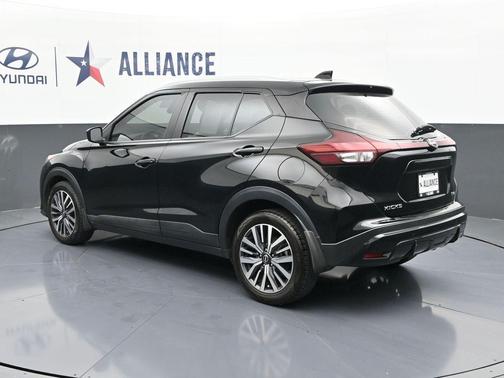 Super Black 2023 Nissan Kicks SV