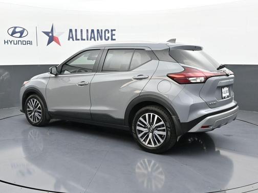 Boulder Gray Pearl 2023 Nissan Kicks SV