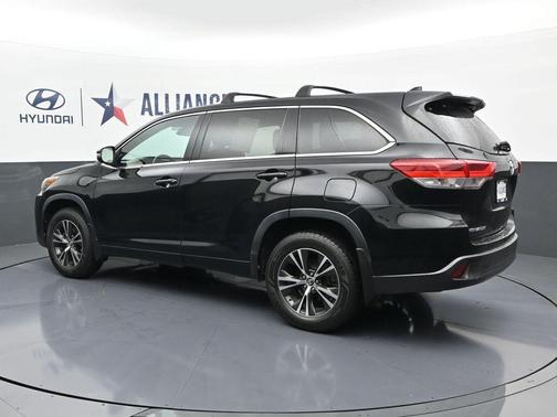 Midnight Black Metallic 2018 Toyota Highlander LE Plus