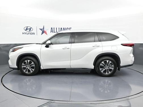 Pearl 2022 Toyota Highlander XLE