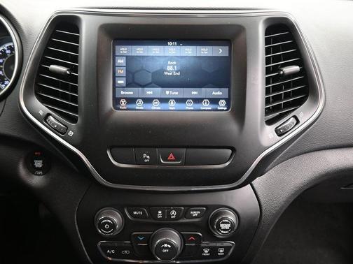 Bright White Clearcoat 2019 Jeep Cherokee Latitude Plus