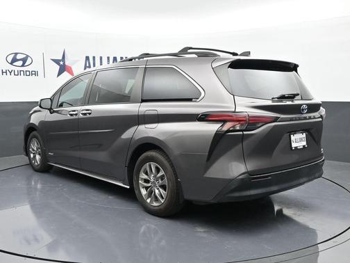 2021 Toyota Sienna XLE