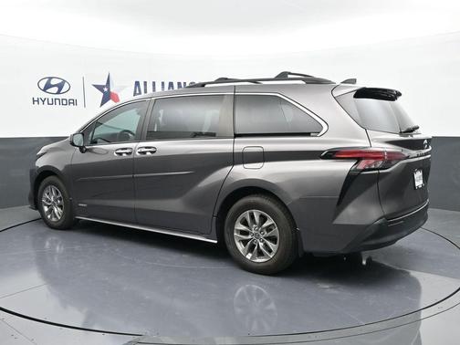 2021 Toyota Sienna XLE