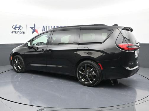 Diamond Black 2025 Chrysler Pacifica Limited