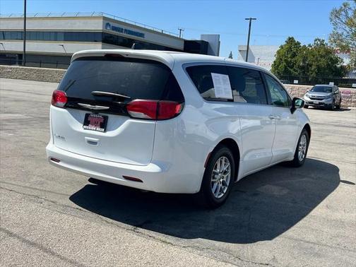 2022 Chrysler Voyager LX