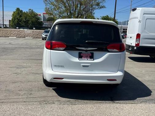 2022 Chrysler Voyager LX