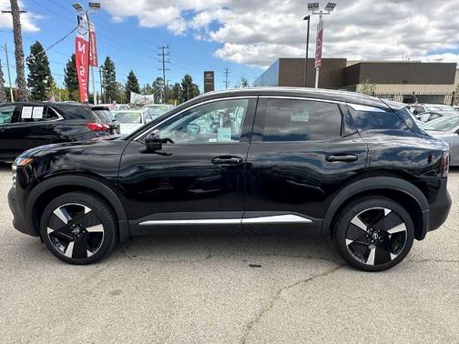 Super Black 2025 Nissan Kicks SR