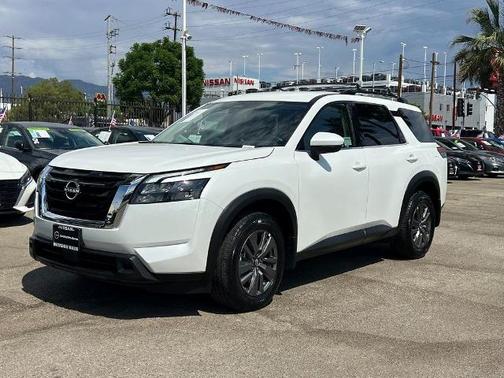2025 Nissan Pathfinder SV