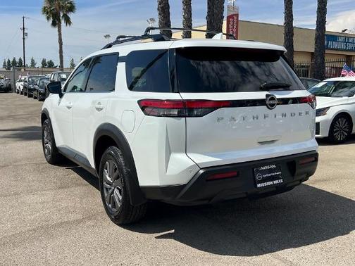 2025 Nissan Pathfinder SV