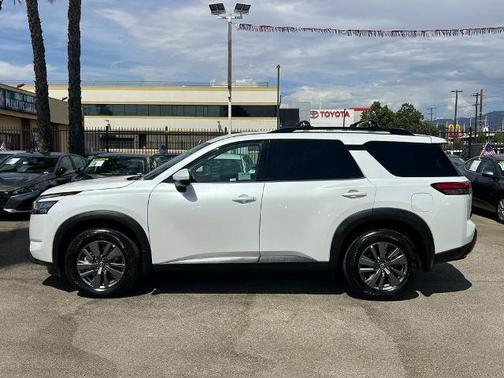 2025 Nissan Pathfinder SV