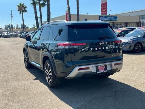 2023 Nissan Pathfinder Platinum FWD