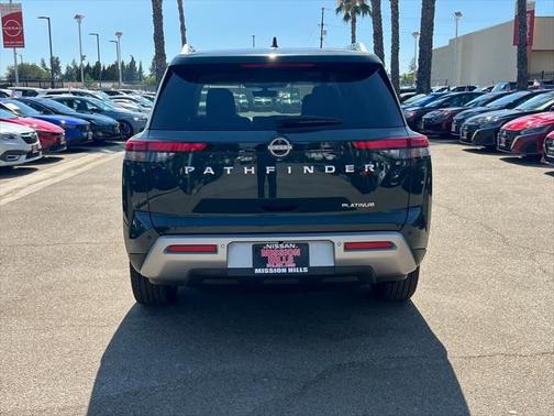 2023 Nissan Pathfinder Platinum FWD