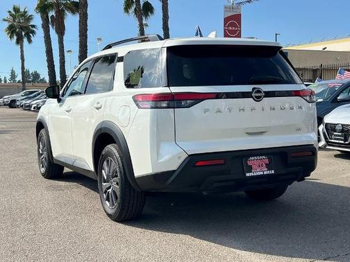 2024 Nissan Pathfinder SV