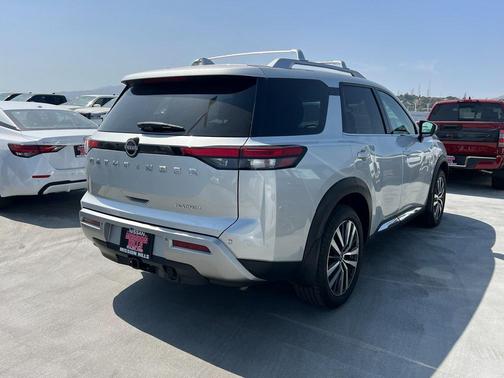 2022 Nissan Pathfinder Platinum 2WD
