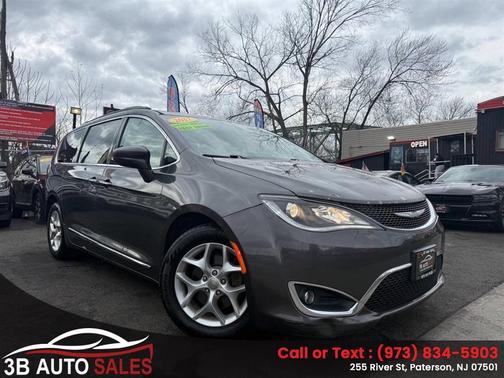 Granite Crystal Metallic Clearcoat 2017 Chrysler Pacifica Touring-L